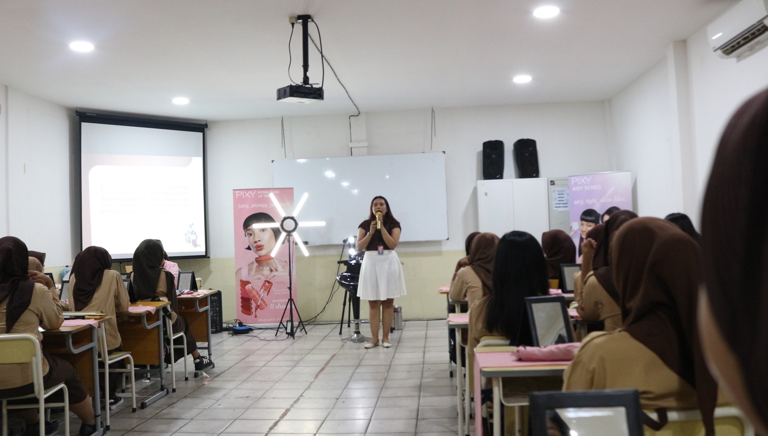 Program Guru Tamu dari Industri: Memperkuat Etika Berpenampilan Siswa SMK Remaja Pluit